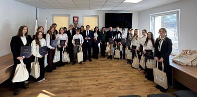 Przywidz: 25 uczniów odebrało stypendia szkolne z rąk wójta gminy