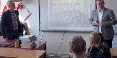 Przywidz: Poseł Jarosław Wałęsa z wizytą w szkole w Pomlewie