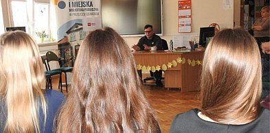 Pruszcz Gdański: Między informacją a manipulacją. Spotkanie w PiMBP