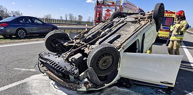 Groźny wypadek na S7. Auto dachowało