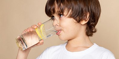 Woda w diecie dziecka - znaczenie jakości i składu