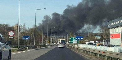 Gdynia: Trwa dogaszanie pożaru hali z makulaturą; na miejscu ciężki sprzęt i