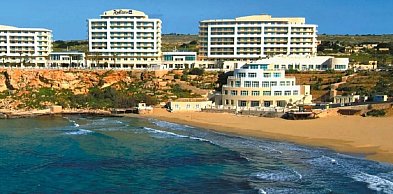 Malta z widokiem na klify i złotą plażę. Wyjątkowy wypoczynek w Golden Bay