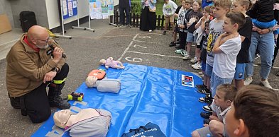 Nowy AED w Koźlinach. Mieszkańcy zyskali sprzęt, który może uratować życie