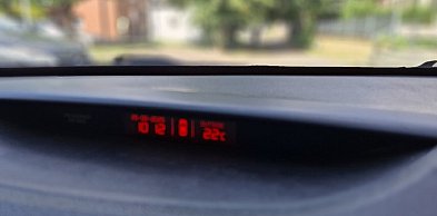 Nie zostawiaj dziecka w aucie! Ta zasada dotyczy również zwierząt