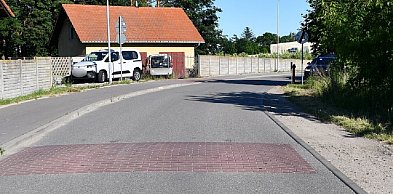 Jechały razem na hulajnodze. Nastolatka z obrażeniami głowy trafiła do szpitala