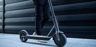 15-latek bez kasku na hulajnodze elektrycznej. Mandat dostał jego ojciec