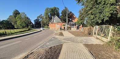 Gmina Trąbki Wielkie: Bezpieczniej w Kaczkach – powstały nowe chodniki-21247