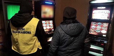 Pięć nielegalnych automatów i gotówka zabezpieczone w Kolbudach-23127