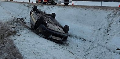 Gmina Pruszcz Gdański: Dachowanie auta w Żuławie-23824