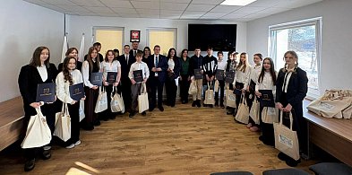 Przywidz: 25 uczniów odebrało stypendia szkolne z rąk wójta gminy