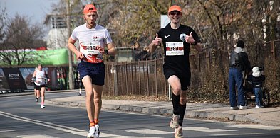 Biegacze opanowali ulice Pruszcza Gdańskiego. Pobiegli w półmaratonie i \"piątce\"