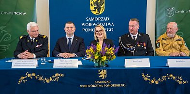 Nowy sprzęt dla strażaków z Łęgowa. Wójt W. Chmielowiec podpisała umowę