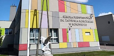 Zamiast kwiatów – pomoc potrzebującym. Piękna inicjatywa szkoły w Sobowidzu