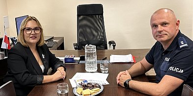 Wójt W. Chmielowiec rozmawiała z komendantem policji o-21377