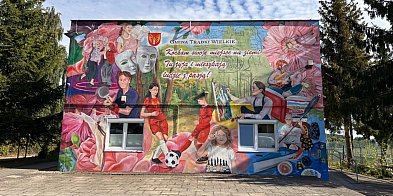 Mural z Trąbek Wielkich – dzieło mieszkańców w...-21361