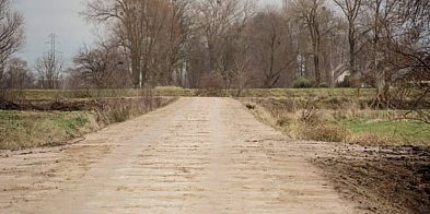 Ulica Jesionowa w Bystrej z nową jezdnią i poboczami-23022