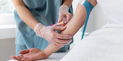 Mobilna zbiórka krwi przed Domem Wiedemanna