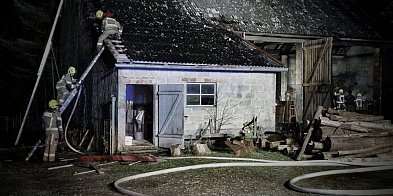 Stodoła stanęła w ogniu. Strażacy walczyli z pożarem w