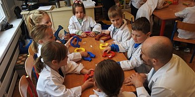 Pruszcz Gdański: Młodzi naukowcy na tropie magnetyzmu