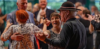 Ponad 200 seniorów bawiło się na parkiecie podczas...