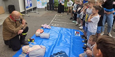 Nowy AED w Koźlinach. Mieszkańcy zyskali sprzęt, który