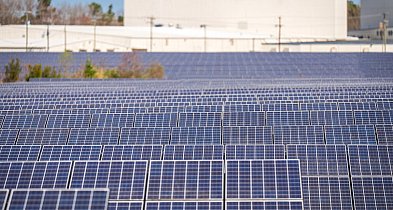 Czym się różni magazyn energii dla firmy od magazynu dla domu?