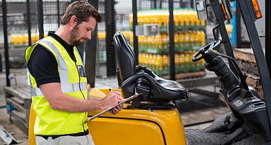 Wynajem wózka widłowego wraz z operatorem – dlaczego się opłaca?