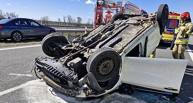 Groźny wypadek na S7. Auto dachowało