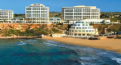 Malta z widokiem na klify i złotą plażę. Wyjątkowy wypoczynek w Golden Bay