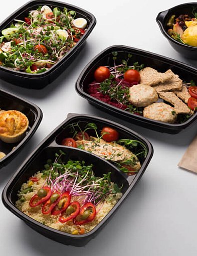 Opakowania do zgrzewu – kiedy warto wdrożyć je w gastronomii?