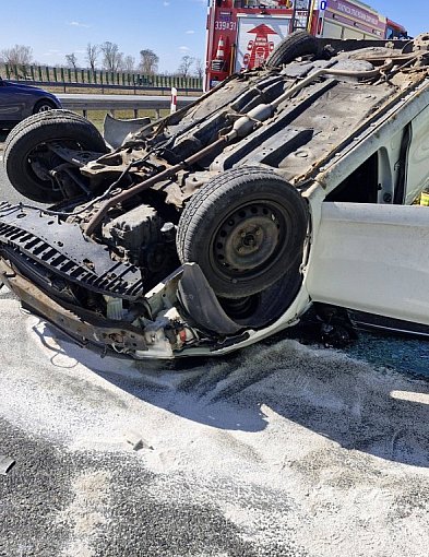 Groźny wypadek na S7. Auto dachowało