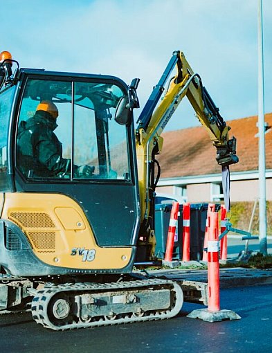 Minikoparka – co to jest, jakie ma zastosowanie i jak wybrać najlepszy model?