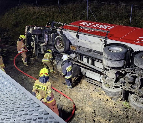 Ciężarówka w rowie na S7 w Cedrach Małych-20936