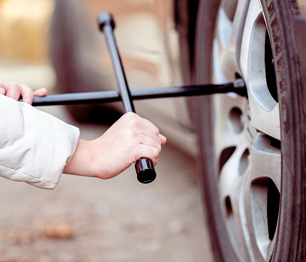 Z pozoru drobiazg, a może skończyć się tragedią. Urząd ostrzega kierowców-22563