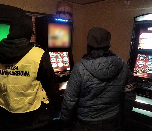 Pięć nielegalnych automatów i gotówka zabezpieczone w Kolbudach-23127