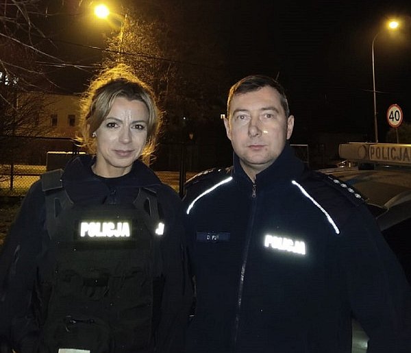 Kolbudy: 83-letnia kobieta ugrzęzła autem w lesie. Z pomocą przyszli policjanci-23430