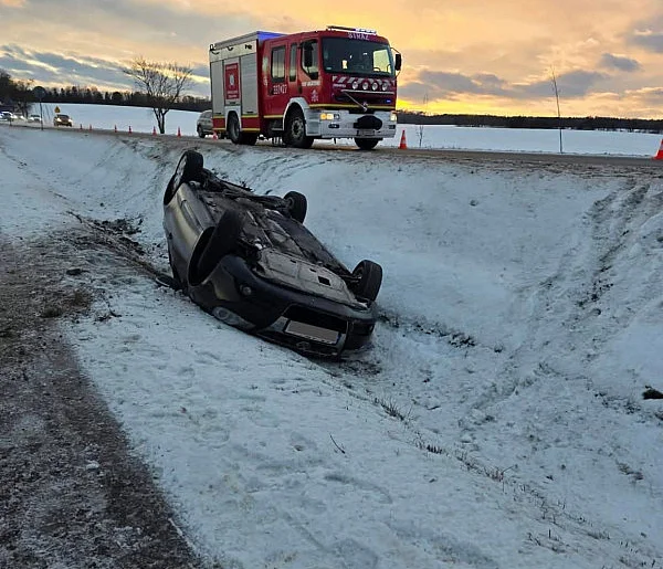 Gmina Pruszcz Gdański: Dachowanie auta w Żuławie-23824