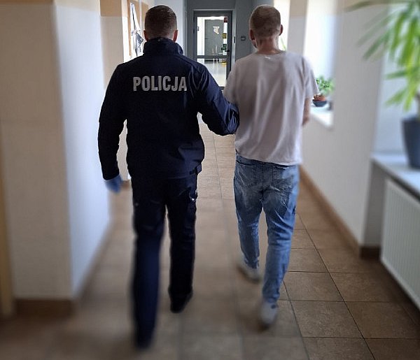 44-latek zatrzymany z narkotykami. Policjanci powiązali go z włamaniem do baru-23974