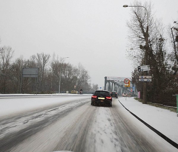 Poważne zagrożenie na drogach. Kierowcy często o tym zapominają-24143