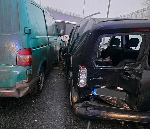 Zderzenie trzech pojazdów na drodze S6. Jedna osoba poszkodowana