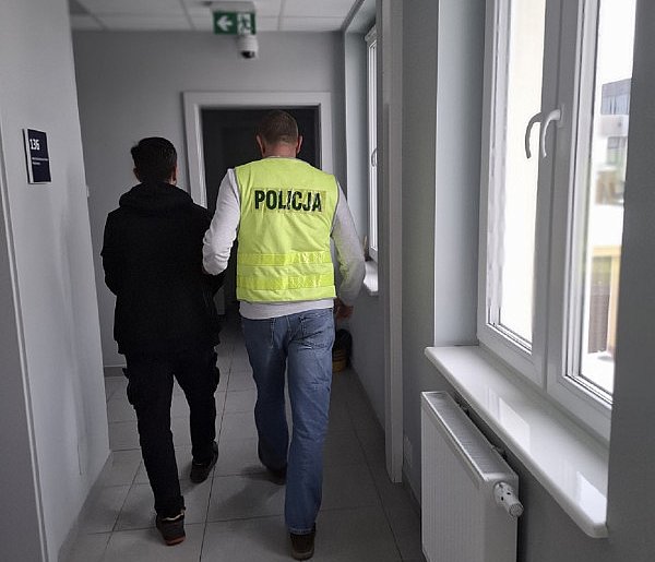 Pruszcz Gd.: 32-latek zatrzymany za jazdę bez uprawnień i niezapłacone grzywny