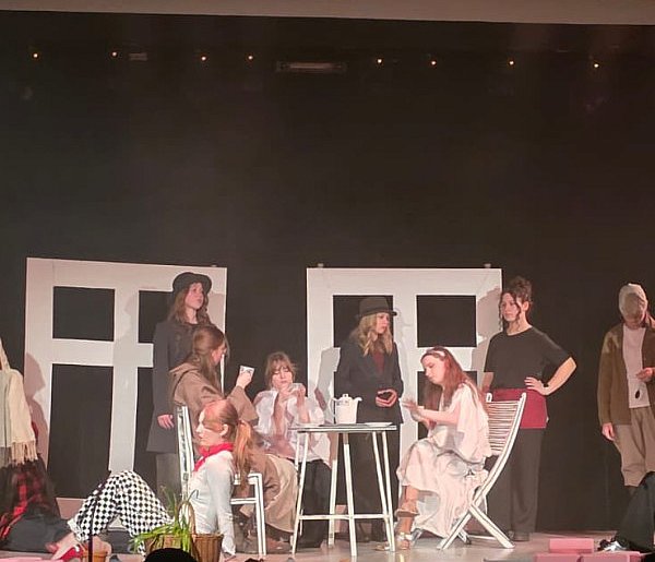 Teatralny wieczór w gminie Kolbudy. Brawa młodych aktorów!