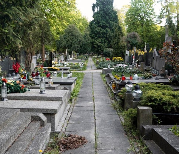 Hieny cmentarne w rękach policji. Okradli również pruszczański cmentarz