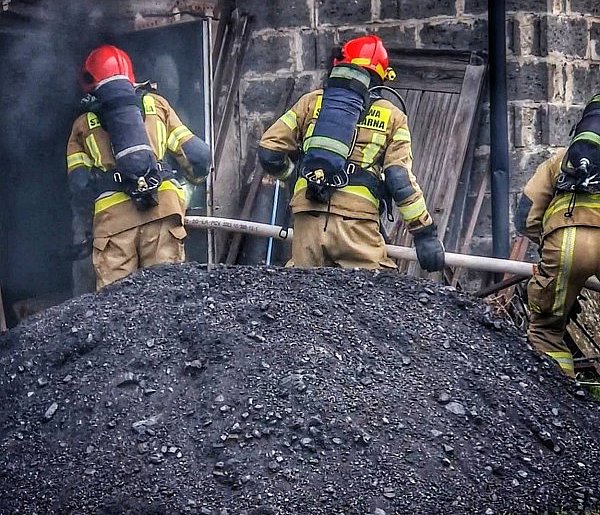 Gmina Pszczółki: Pożar budynku w Różynach. Na miejscu strażacy i służby