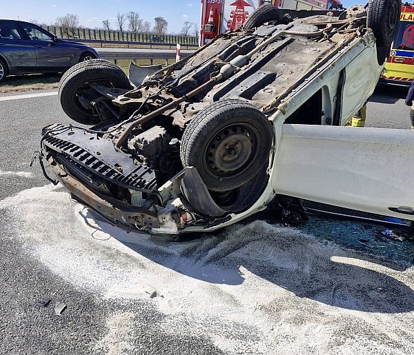 Groźny wypadek na S7. Auto dachowało