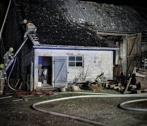 Stodoła stanęła w ogniu. Strażacy walczyli z pożarem w Rościszewie