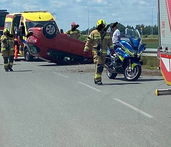 Wypadek w Cedrach Małych. Interweniowały służby ratunkowe