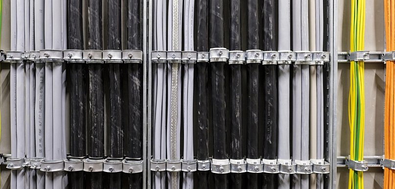 Czym są klipsy do mocowania kabli i dlaczego warto ich używać?