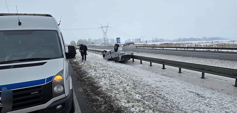 Zderzenie na trasie S7 w Cedrach Małych. Strażacy, ratownicy i policja na miejscu